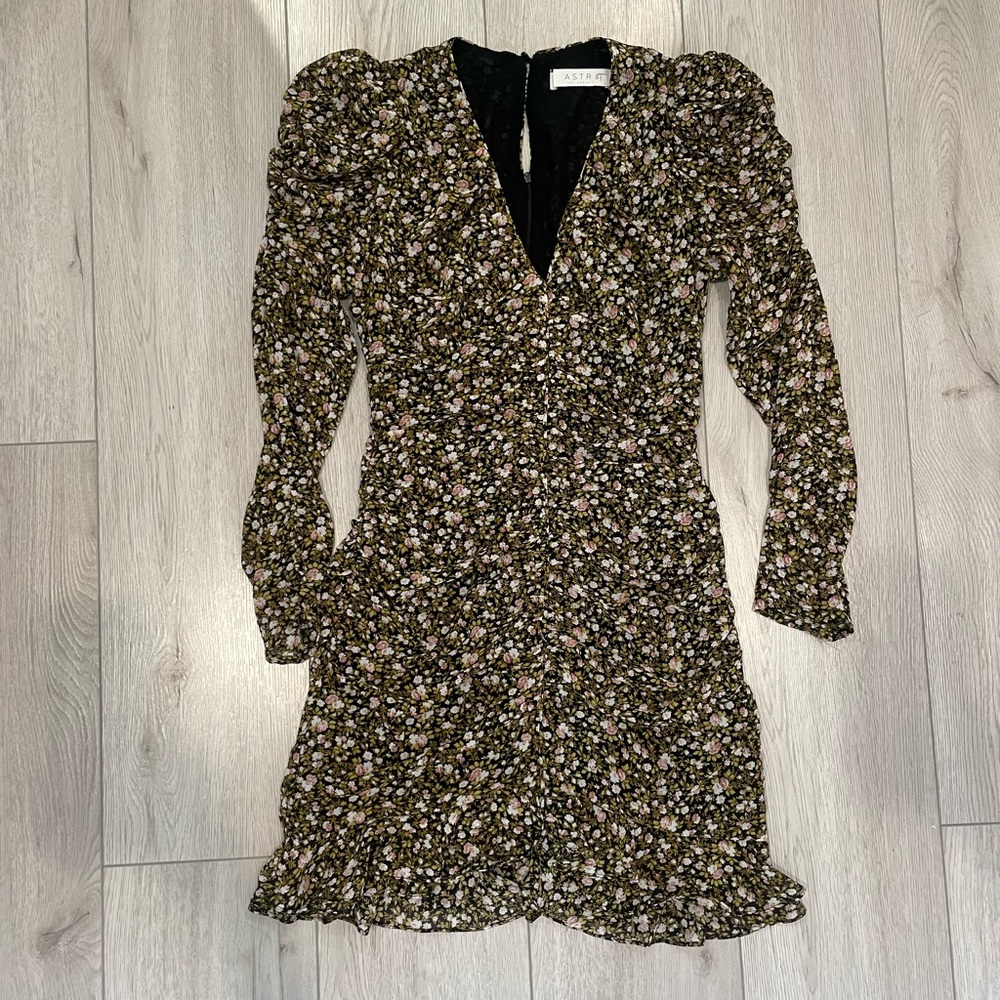 ASTR Ruched Mini Dress - Picture 4 of 16